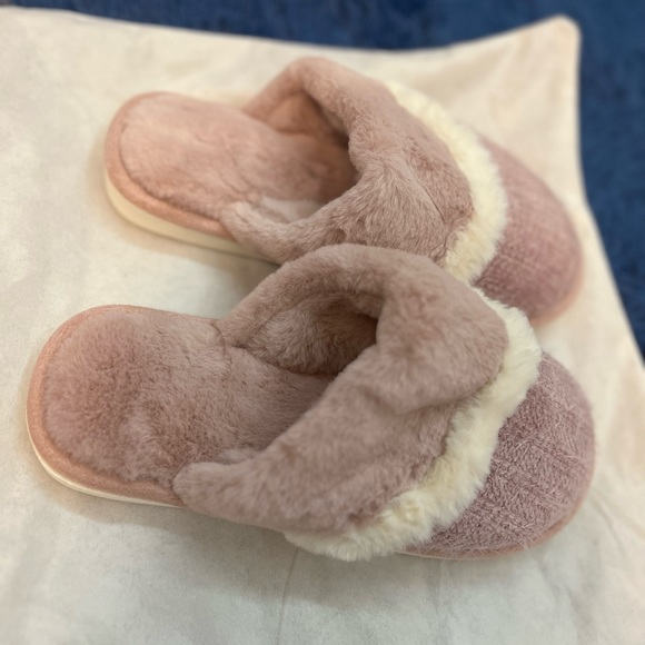 pink and white slippers - Picture 4 of 6